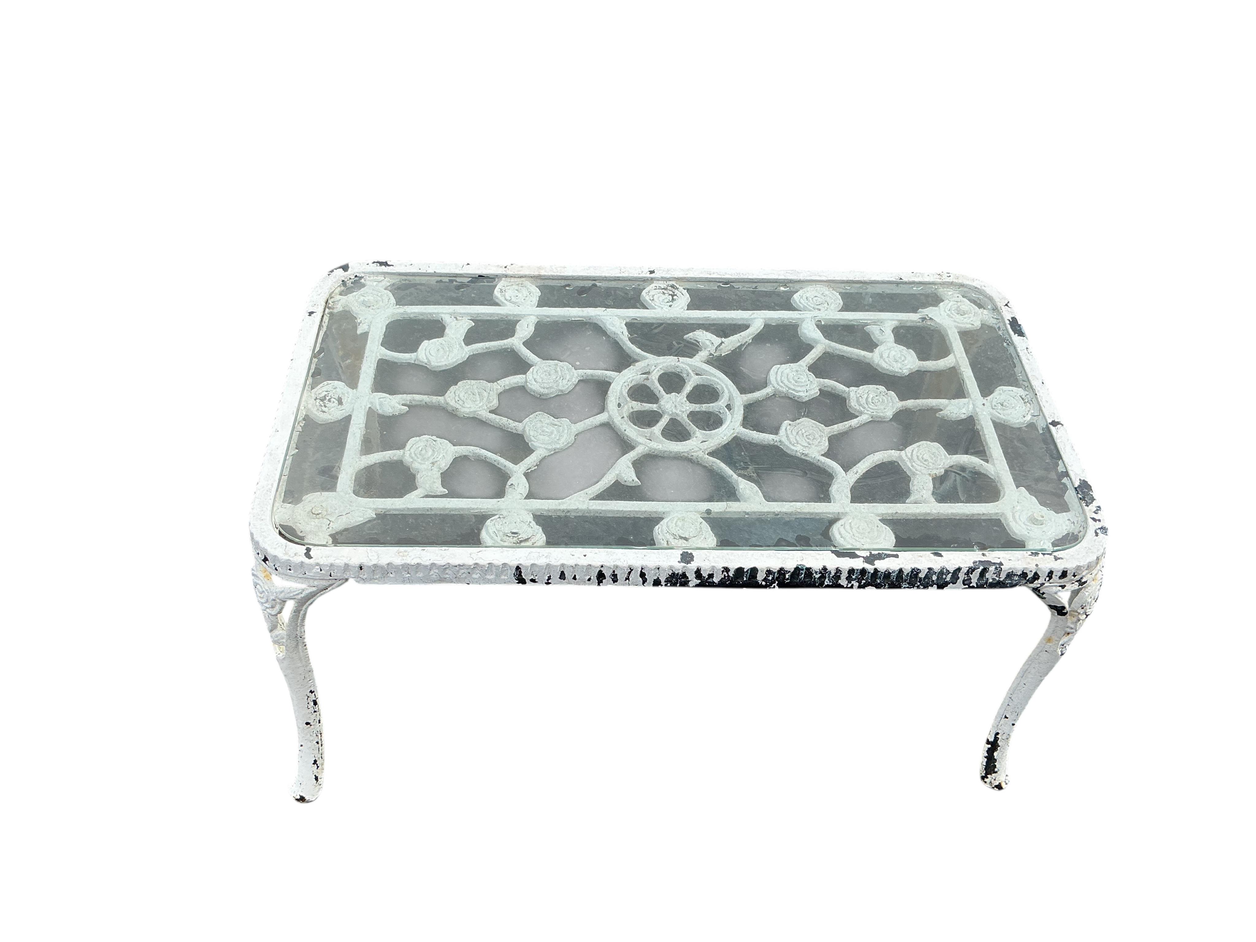 A pair of white painted aluminium garden benches, width 100cm, height 78cm and a similar rectangular glass topped table